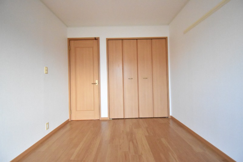 ��ʌ�����s�厚�ΐ_�̃A�p�[�g�̐Q��