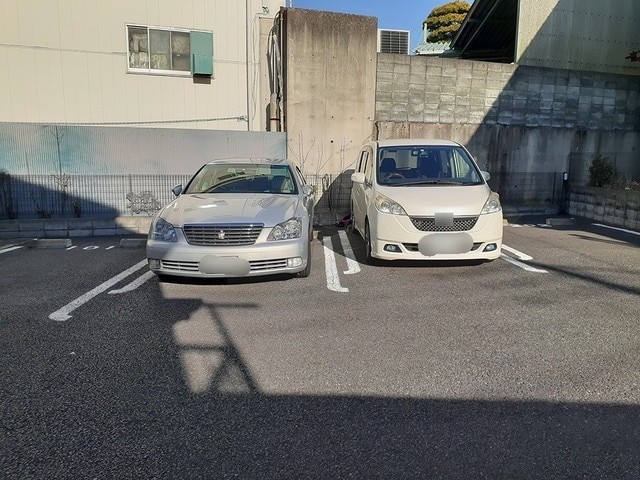 ��ʌ�����s�厚���s�̍��݂̃A�p�[�g�̒��ԏ�