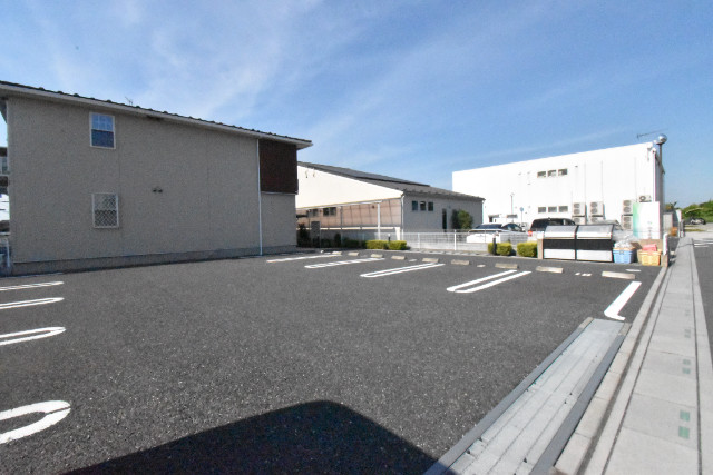 ��ʌ��z�J�s���C�N�^�E���Q���ڂ̃A�p�[�g�̒��ԏ�