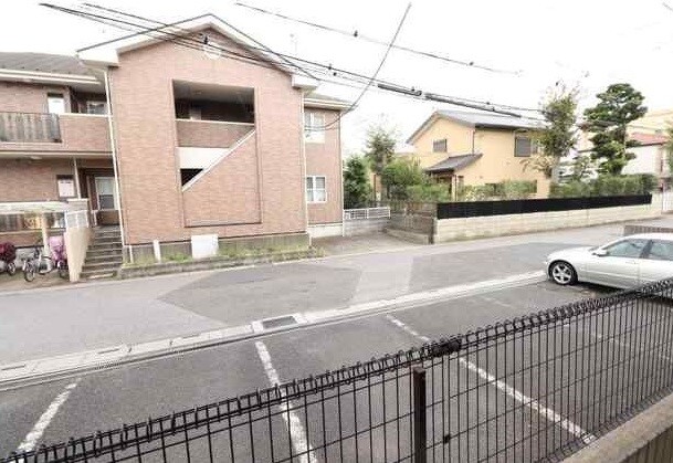 ��ʌ������s���]�U���ڂ̃A�p�[�g�̒��ԏ�