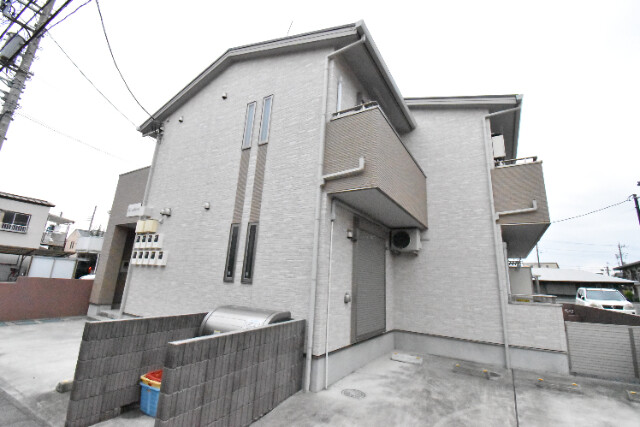 ��ʌ��z�J�s�����{���̃A�p�[�g�̌����O��