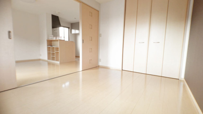 ��ʌ�����s������U���ڂ̃A�p�[�g�̋��ԁE���r���O