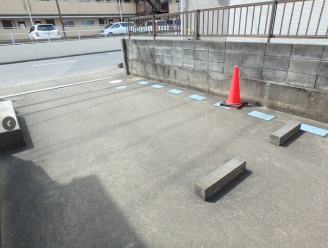 ��ʌ������s�J�˂Q���ڂ̃}���V�����̒��ԏ�