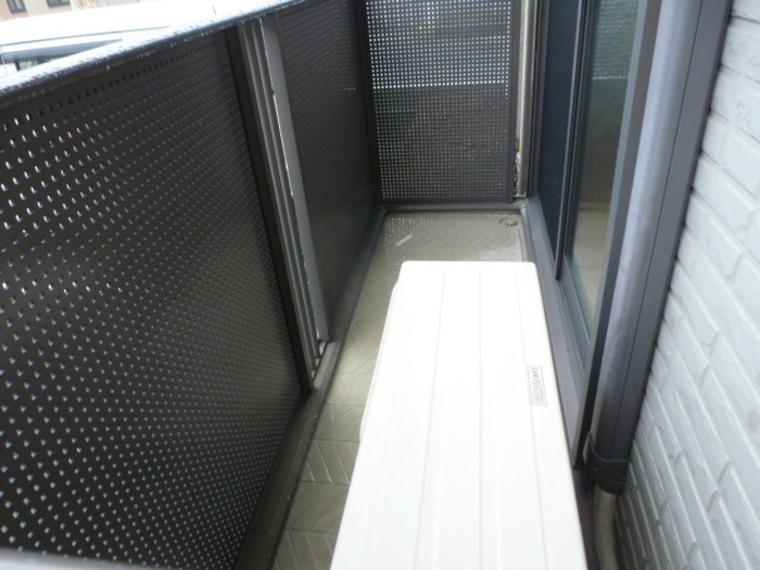 ��ʌ�����s������U���ڂ̃A�p�[�g�̃o���R�j�[