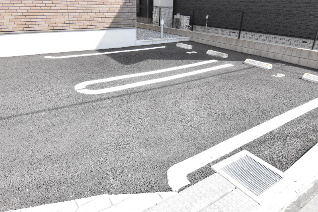 ��ʌ��z�J�s���C�N�^�E���Q���ڂ̃A�p�[�g�̒��ԏ�