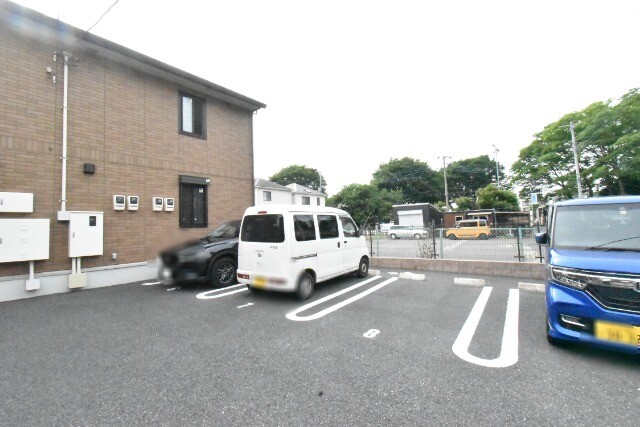 ��ʌ�����s����P���ڂ̃A�p�[�g�̒��ԏ�