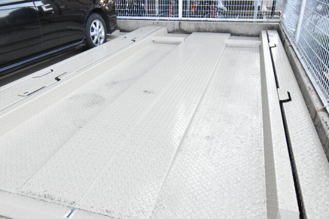 ��ʌ�����s�k����Q���ڂ̃}���V�����̒��ԏ�