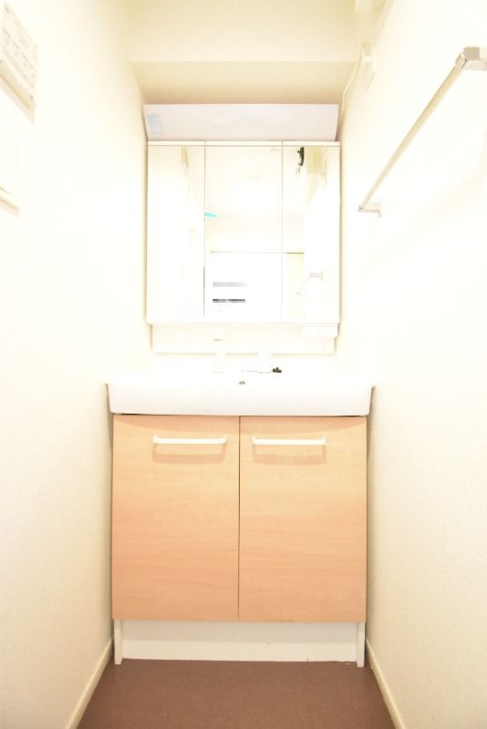 ��ʌ�����s�厚���̃A�p�[�g�̐��ʏ�