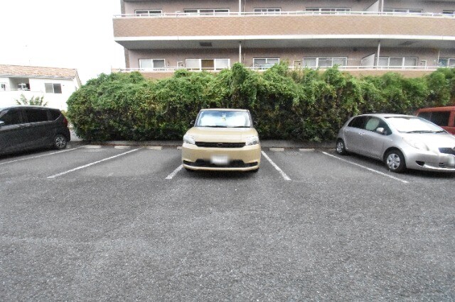 ��ʌ�����s�厚���s�̃}���V�����̒��ԏ�