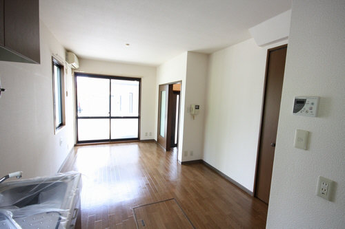 ��ʌ��������܎s������厚�쒆��̃e���X�n�E�X�̋��ԁE���r���O