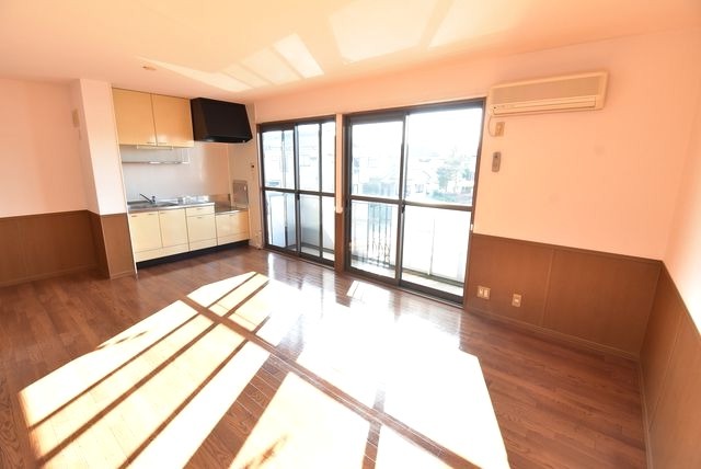 ��ʌ�����s�ђ��̃A�p�[�g�̋��ԁE���r���O