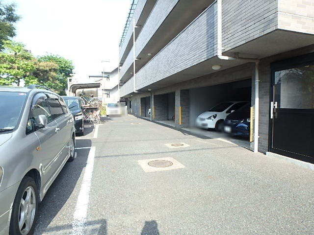 ��ʌ��������܎s�k��A�|���P���ڂ̃}���V�����̒��ԏ�