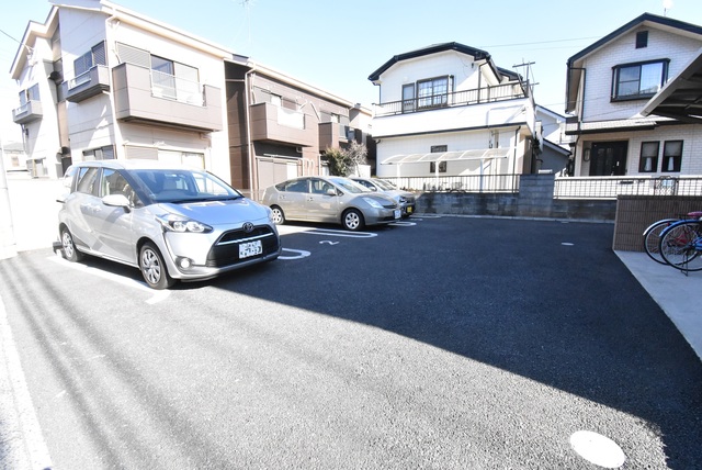 ��ʌ��������܎s��{��O���P���ڂ̃A�p�[�g�̒��ԏ�