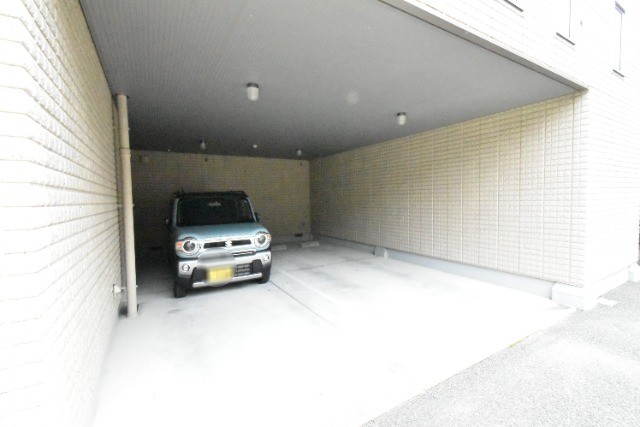 ��ʌ��z�J�s���������̃}���V�����̒��ԏ�