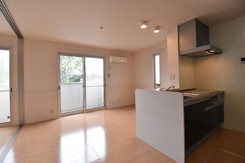 ��ʌ�����s�厚�ΐ_�̃A�p�[�g�̋����E���r���O