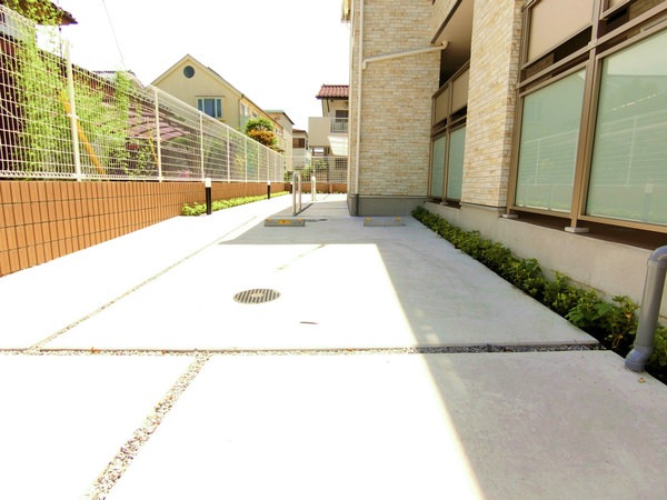 ��ʌ������s�����P���ڂ̃A�p�[�g�̒��ԏ�