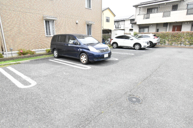 ��ʌ��z�J�s�����Q���ڂ̃A�p�[�g�̒��ԏ�