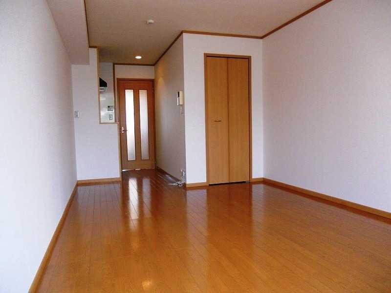 ��ʌ��k�����S�ɓޒ������R���ڂ̃A�p�[�g�̋��ԁE���r���O