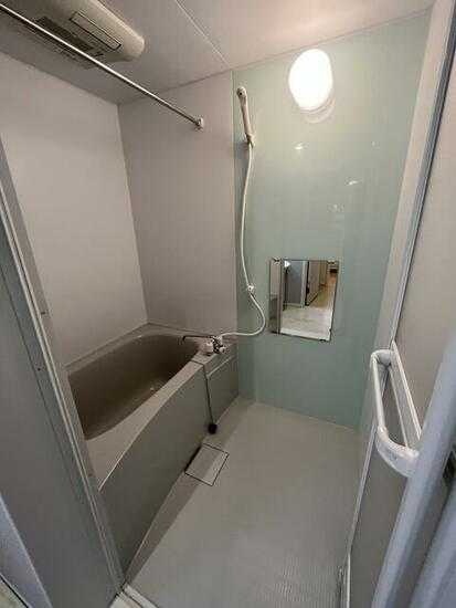 ��ʌ������s�����T���ڂ̃A�p�[�g�̃o�X