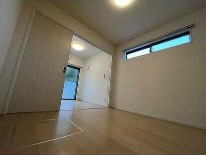 ��ʌ������s�����T���ڂ̃A�p�[�g�̋��ԁE���r���O