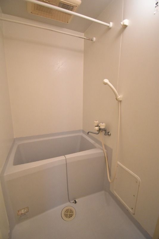 【バス】　浴室乾燥機完備。