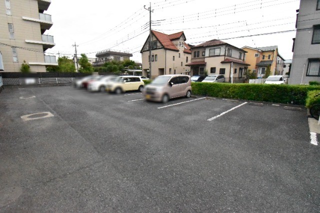 ��ʌ�����s������U���ڂ̃A�p�[�g�̒��ԏ�