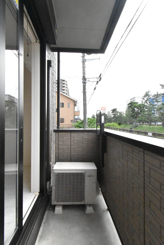 ��ʌ������s�����P���ڂ̃A�p�[�g�̃o���R�j�[