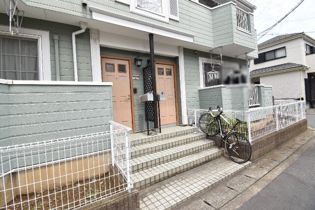 ��ʌ������s�V�P���̃A�p�[�g�̃G���g�����X