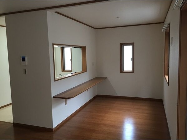 ��ʌ��z�J�s�����T���ڂ̃e���X�n�E�X�̋��ԁE���r���O