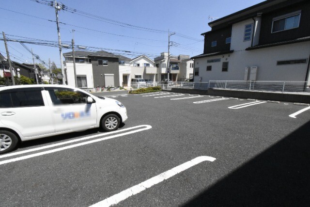 ��ʌ��������܎s�k��{�����̃A�p�[�g�̒��ԏ�