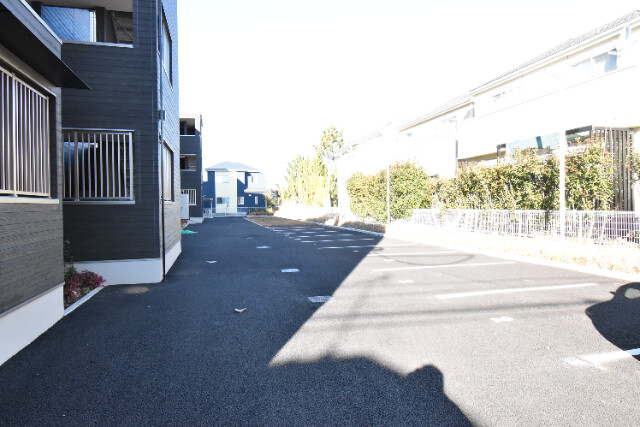 ��ʌ��t�����s��}�̃A�p�[�g�̒��ԏ�