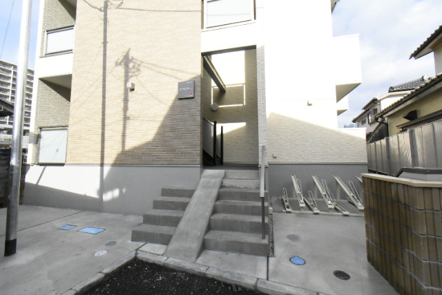 ��ʌ�����s�����Q���ڂ̃A�p�[�g�̃G���g�����X