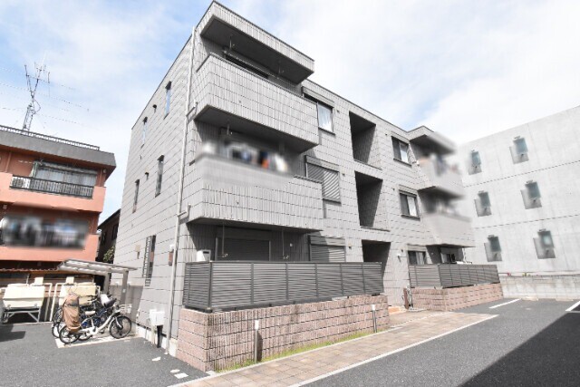 ��ʌ�����s���؂R���ڂ̃}���V�����̌����O��