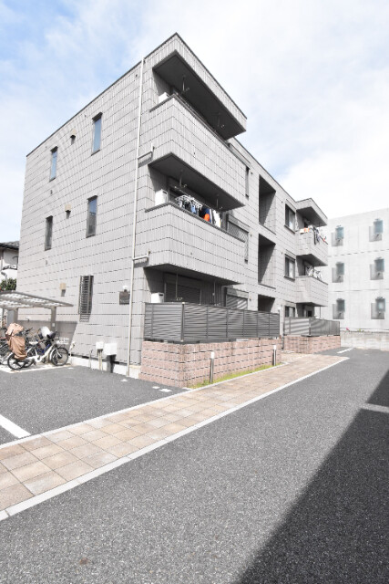 ��ʌ�����s���؂R���ڂ̃}���V�����̌����O��