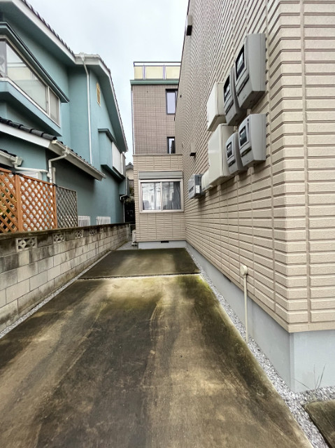 ��ʌ�����s�k�P���ڂ̃}���V�����̒��ԏ�