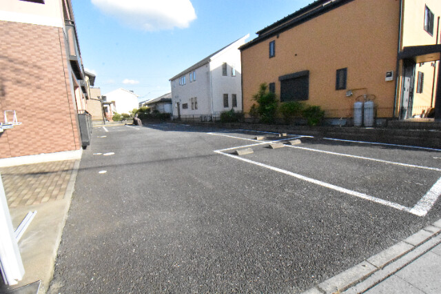 ��ʌ��k�����S�ɓޒ������j�R���ڂ̃}���V�����̒��ԏ�