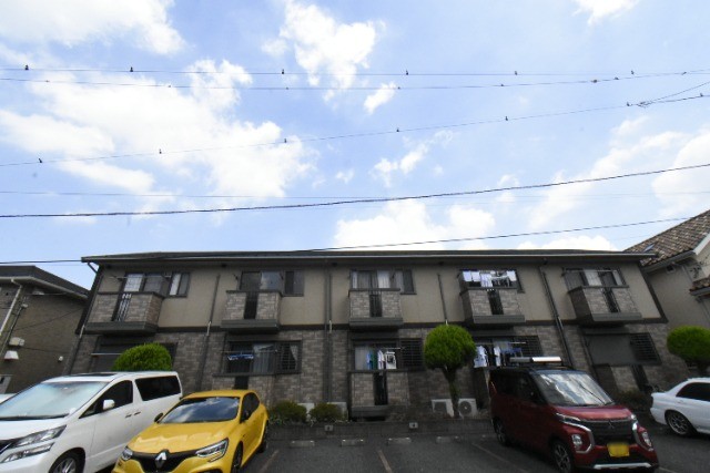 ��ʌ�����s�㕽�����P���ڂ̃A�p�[�g�̒��ԏ�