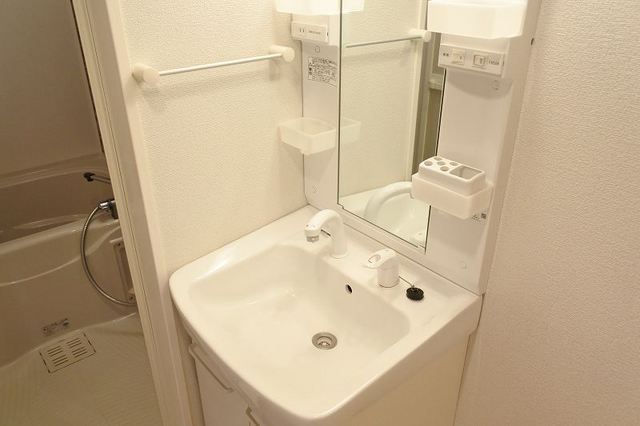 ��ʌ�����s�≺���R���ڂ̃A�p�[�g�̐��ʏ�