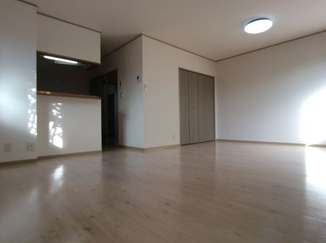 ��ʌ��k�����S�ɓޒ������R���ڂ̃A�p�[�g�̋��ԁE���r���O