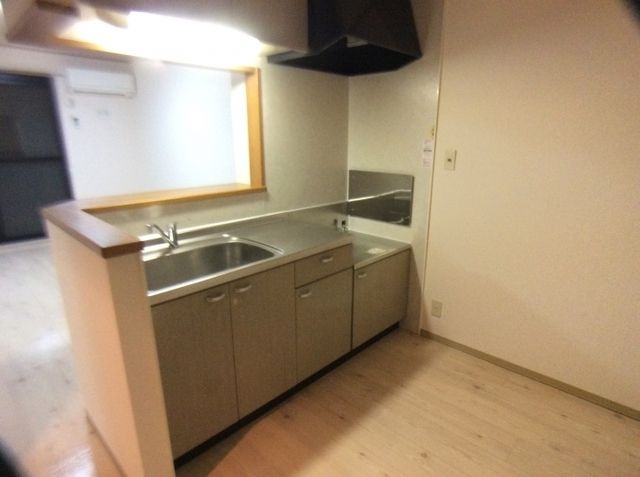 ��ʌ��k�����S�ɓޒ������R���ڂ̃A�p�[�g�̃L�b�`��