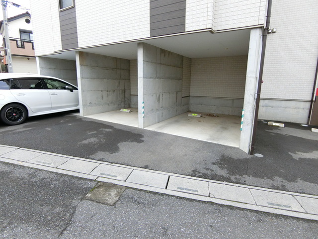 ��ʌ��k�����S�ɓޒ������Q���ڂ̃A�p�[�g�̒��ԏ�