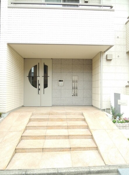 ��ʌ��������܎s��{�擌���P���ڂ̃A�p�[�g�̃G���g�����X