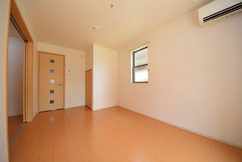 ��ʌ�����s���ԂR���ڂ̃A�p�[�g�̋��ԁE���r���O