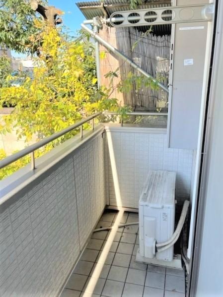 ��ʌ��������܎s�k��A�|���P���ڂ̃A�p�[�g�̃o���R�j�[