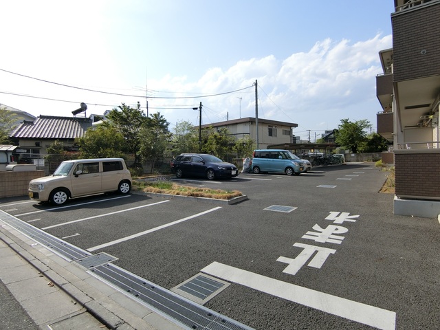 ��ʌ��������܎s�k��A�|���P���ڂ̃A�p�[�g�̒��ԏ�