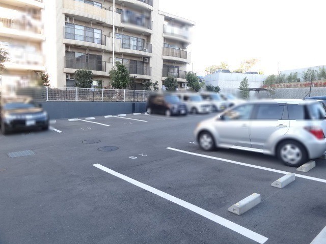 ��ʌ��������܎s��{��O���Q���ڂ̃}���V�����̒��ԏ�