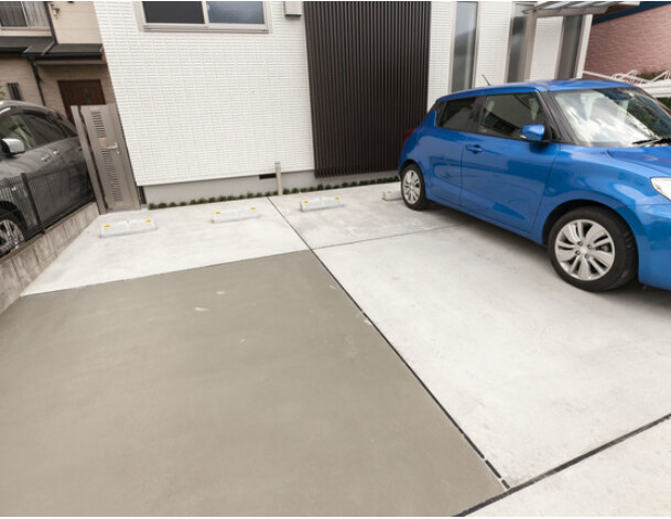 ��ʌ������s����U���ڂ̃}���V�����̒��ԏ�