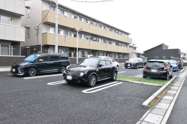 ��ʌ��z�J�s���C�N�^�E���U���ڂ̃A�p�[�g�̒��ԏ�