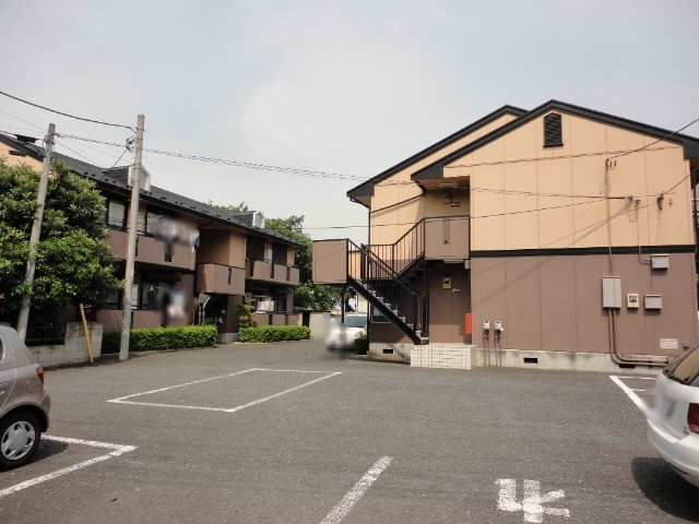 ��ʌ��������܎s�k����i���Q���ڂ̃A�p�[�g�̒��ԏ�