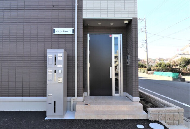 ��ʌ��z�J�s�{�{���R���ڂ̃A�p�[�g�̃G���g�����X